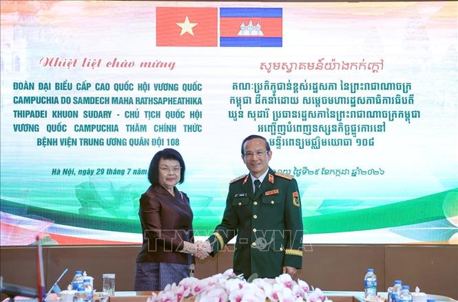 Trung tướng, Gs. Ts Lê Hữu Song, Giám đốc Bệnh viện Trung ương Quân đội 108 đón Chủ tịch Quốc hội Campuchia Samdech Khuon Sudary đến thăm Bệnh viện Trung ương Quân đội 108. Ảnh: Tuấn Anh - TTXVN