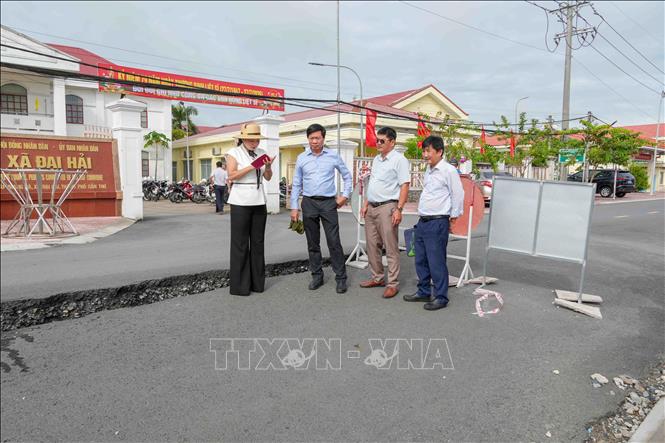 Lãnh đạo Sở Nông nghiệp và Môi trường thành phố Cần Thơ khảo sát vị trí sạt lở trên đường tỉnh 932C ở xã Đại Hải. Ảnh: Thanh Liêm - TTXVN