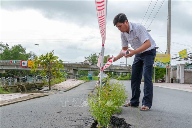 Chính quyền xã Đại Hải căng dây cảnh báo nguy hiểm sạt lở trước trụ sở UBND xã. Ảnh: Thanh Liêm - TTXVN