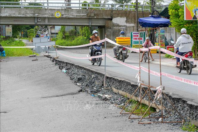 Đường tỉnh 932C bị sạt lở nghiêm trọng, hiện UBND xã Đại Hải đã cấm ô tô lưu thông qua tuyến đường này. Ảnh: Thanh Liêm - TTXVN