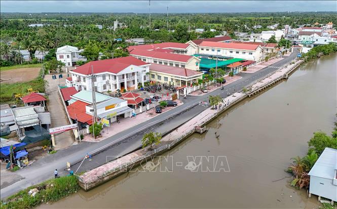 Tuyến kè ven rạch Mang Cá và tuyến đường tỉnh 932C chạy ngang trước UBND xã Đại Hải bị sụp lún, sạt lở một đoạn dài khoảng 225m. Ảnh: Thanh Liêm - TTXVN