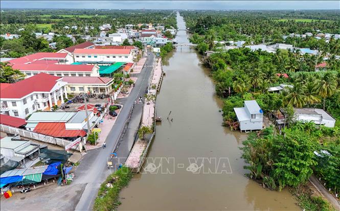 Tuyến kè ven rạch Mang Cá và tuyến đường tỉnh 932C chạy ngang trước UBND xã Đại Hải bị sụp lún, sạt lở một đoạn dài khoảng 225m. Ảnh: Thanh Liêm - TTXVN