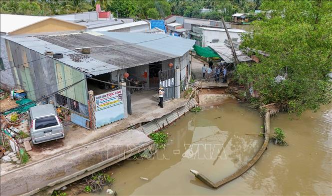 Vị trí sạt lở ở bến phà Mang Cá cũ gần UBND xã Đại Hải chia cắt giao thông qua khu vực. Ảnh: Thanh Liêm - TTXVN