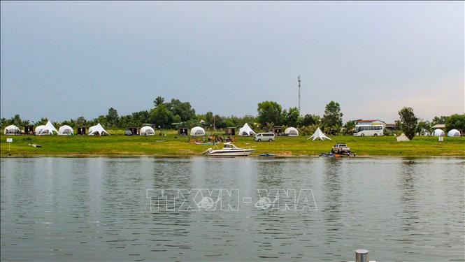 Du lịch tự phát ven hồ Dầu Tiếng trên địa bàn xã Minh Thạnh, Thành phố Hồ Chí Minh. Ảnh: Minh Phú - TTXVN 