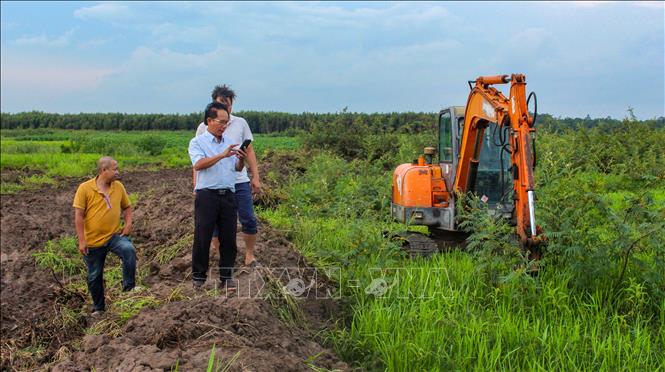Lãnh đạo Công ty TNHH MTV Khai thác thủy lợi Miền Nam kiểm tra hiện trạng khu vực có hoạt động đào mương, tác động đến đất thuộc phạm vi quản lý, bảo vệ hồ Dầu Tiếng. Ảnh: Minh Phú - TTXVN 