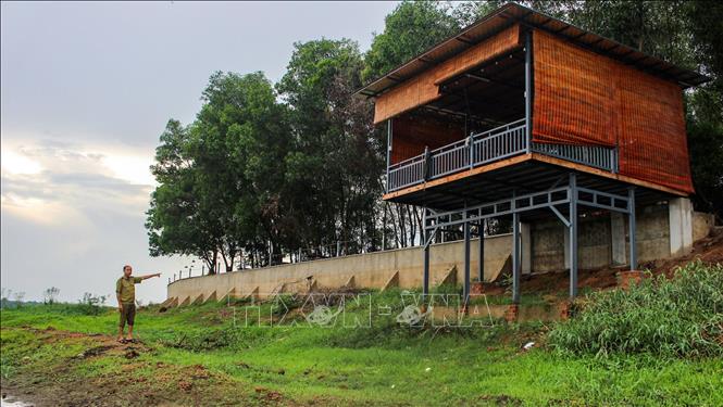 Công trình nhà sàn tự ý xây dựng tường kè bê tông kiên cố trái phép dưới cao trình +24,4 m bị phát hiện tại xã Minh Thạnh, Thành phố Hồ Chí Minh. Ảnh: Minh Phú – TTXVN
