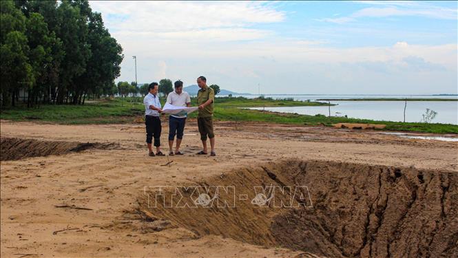 Vị trí mốc R135 và R136 khu vực vùng bán ngập hồ Dầu Tiếng bị đào đắp đất làm bờ bao xâm lấn trái phép. Ảnh: Minh Phú - TTXVN 
