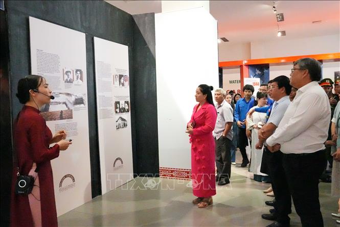 Đại biểu tham quan Trưng bày chuyên đề “Khát vọng tự do”. Ảnh: Ngọc Minh – TTXVN