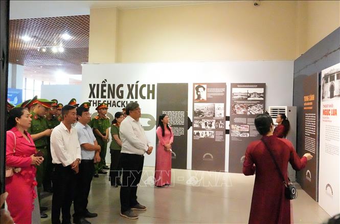 Trưng bày “Khát vọng tự do” được thể hiện qua 3 nội dung, gồm “Xiềng xích”, “Tung cánh giữa màn đêm” và “Hành trình”. Ảnh: Ngọc Minh – TTXVN