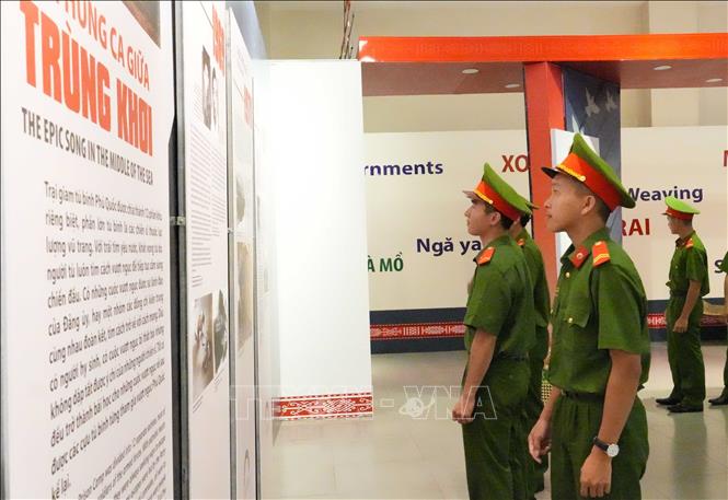 Đại biểu tham quan Trưng bày chuyên đề “Khát vọng tự do”. Ảnh: Ngọc Minh – TTXVN