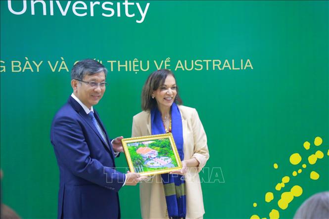 PGS.TS Trần Trung Tính, Hiệu trưởng Đại học Cần Thơ, tặng quà lưu niệm cho bà Anne Aly, Bộ trưởng Phát triển Quốc tế, Bộ trưởng Doanh nghiệp Nhỏ, Bộ trưởng Các vấn đề Đa văn hóa Australia. Ảnh: Thu Hiền - TTXVN
