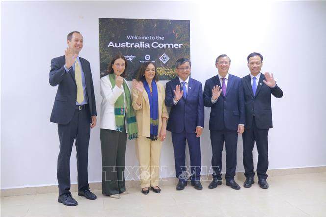 Lãnh đạo thành phố Cần Thơ, Đại học Cần Thơ và Đoàn công tác của Bộ trưởng Phát triển Quốc tế, Bộ trưởng Doanh nghiệp Nhỏ, Bộ trưởng Các vấn đề Đa văn hóa Australia chụp ảnh lưu niệm tại Lễ ra mắt 