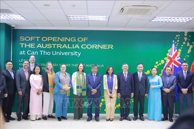 Lãnh đạo thành phố Cần Thơ, Đại học Cần Thơ và Đoàn công tác của Bộ trưởng Phát triển Quốc tế, Bộ trưởng Doanh nghiệp Nhỏ, Bộ trưởng Các vấn đề Đa văn hóa Australia chụp ảnh lưu niệm tại Lễ ra mắt 