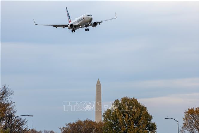 (Tư liệu) Máy bay của hãng hàng không American Airlines chuẩn bị hạ cánh xuống sân bay Ronald Reagan Washington, bang Virginia, Mỹ. Ảnh: THX/TTXVN phát