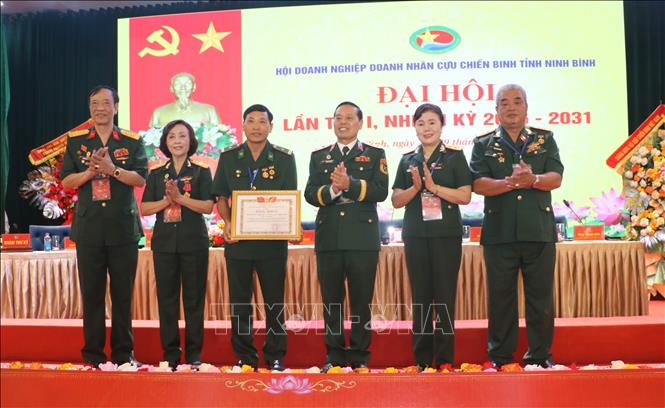 Trao tặng Bằng khen của Hội Cựu chiến binh Việt Nam cho Hội doanh nghiệp doanh nhân Cựu chiến tỉnh Ninh Bình vì đã có thành tích xuất sắc trong phong trào thi đua đặc biệt. Ảnh: Thùy Dung - TTXVN