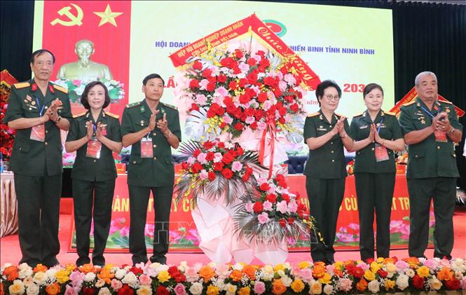 Đồng chí Nguyễn Thị Bảo Hiền, Phó Chủ tịch, Tổng thư ký Hiệp hội doanh nghiệp doanh nhân Cựu chiến binh Việt Nam, tặng hoa chúc mừng Đại hội. Ảnh: Thùy Dung - TTXVN