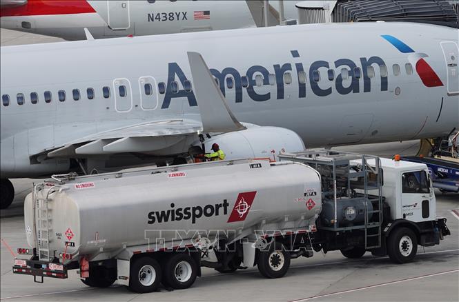 (Tư liệu) Máy bay của hãng hàng không American Airlines tại sân bay LaGuardia ở New York, Mỹ. Ảnh: THX/TTXVN phát