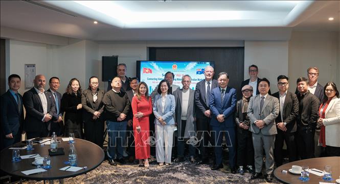 Các đại biểu chụp ảnh lưu niệm. Ảnh: Trung Trang – PV TTXVN tại Australia