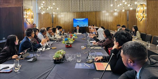 Tiến sĩ Cao Kim Hourn, Tổng thư ký ASEAN, đối thoại trực tiếp với đại diện các hãng truyền thông. Ảnh: Đỗ Quyên – PV TTXVN tại Indonesia