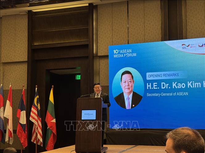 Tiến sĩ Cao Kim Hourn Tổng thư ký ASEAN, phát biểu khai mạc diễn đàn. Ảnh: Đỗ Quyên – PV TTXVN tại Indonesia