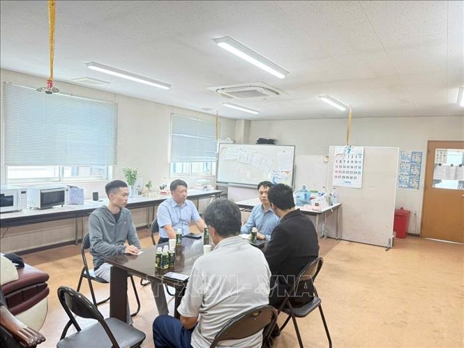 Đại diện Tổng lãnh sự quán Fukuoka làm việc nghiệp đoàn phái cử và đồng nghiệp của em Trần Văn Sơn. Ảnh: Xuân Giao – Pv TTXVN tại Nhật Bản