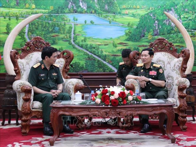 Trung tướng Nghiêm Đức Thuận, Chính ủy Học viện Quân y (Bộ Quốc phòng) chào xã giao Thượng tướng Saichay Kommasith, Thứ trưởng Bộ Quốc phòng, Tổng Tham mưu trưởng Quân đội nhân dân Lào. Ảnh: Xuân Tú – PV TTXVN tại Lào