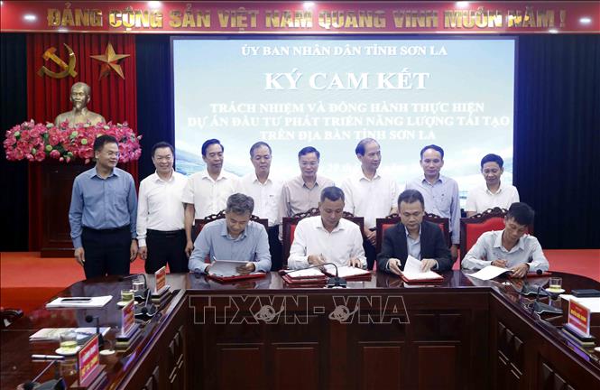 Đại diện lãnh đạo UBND tỉnh Sơn La và các nhà đầu tư ký cam kết  trách nhiệm và đồng hành thực hiện các dự án phát triển năng lượng tái tạo trên địa bàn tỉnh. Ảnh: Quang Quyết - TTXVN