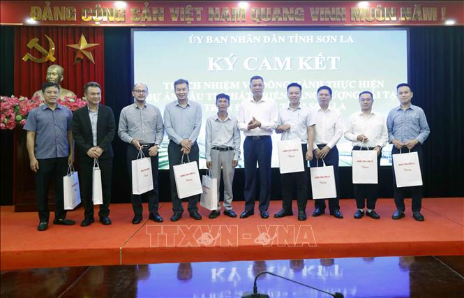 Phó Chủ tịch UBND tỉnh Sơn La Nguyễn Thành Công tặng quà cho các nhà đầu tư. Ảnh: Quang Quyết - TTXVN