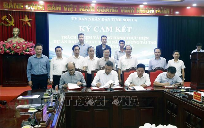 Đại diện lãnh đạo UBND tỉnh Sơn La và các nhà đầu tư ký cam kết trách nhiệm và đồng hành thực hiện các dự án phát triển năng lượng tái tạo trên địa bàn tỉnh. Ảnh: Quang Quyết - TTXVN