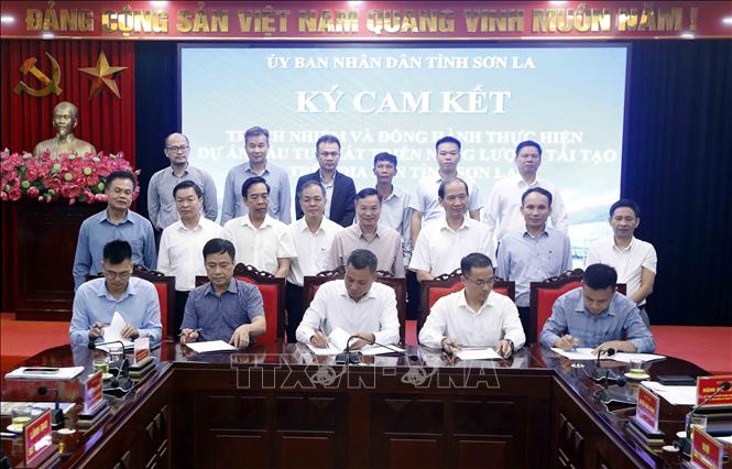 Đại diện lãnh đạo UBND tỉnh Sơn La và các nhà đầu tư ký cam kết  trách nhiệm và đồng hành thực hiện các dự án phát triển năng lượng tái tạo trên địa bàn tỉnh. Ảnh: Quang Quyết - TTXVN