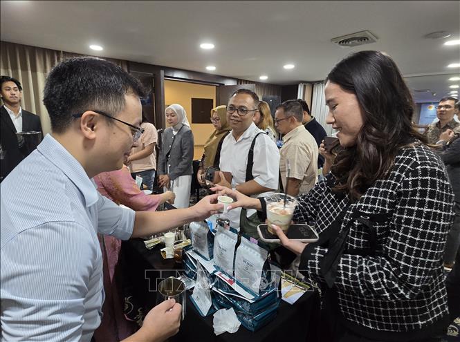 Doanh nghiệp Việt Nam giới thiệu sản phẩm cà phê DaLaKon tại sự kiện. Ảnh: Lê Minh Hưởng - Pv TTXVN tại Indonesia