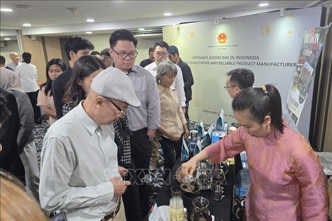 Nhiều đối tác Indonesia muốn thưởng thức hương vị cà phê DaLaKon của Việt Nam. Ảnh: Lê Minh Hưởng - Pv TTXVN tại Indonesia
