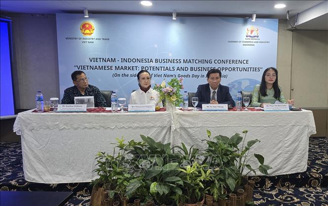 Đại sứ Tạ Văn Thông và các đại diện thương mại hai nước. Ảnh: Lê Minh Hưởng - Pv TTXVN tại Indonesia