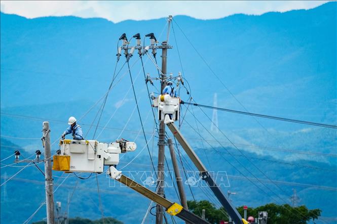 Kỹ thuật viên sửa chữa đường dây điện sau trận động đất ở thị trấn Kashima, tỉnh Kumamoto, Nhật Bản, ngày 29/7/2026. Ảnh: THX/TTXVN phát