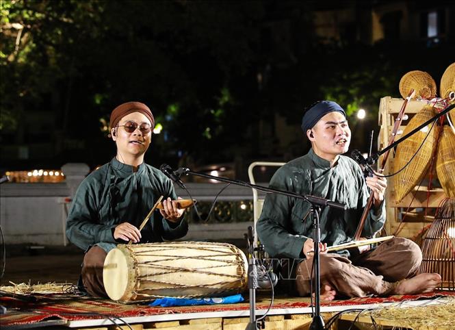 Khán giả bước vào hành trình khám phá hát Xẩm thông qua những trải nghiệm gần gũi, giàu tính tương tác. Ảnh: Khánh Hoà - TTXVN