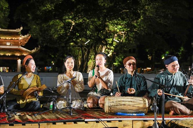 Các nghệ sĩ biểu diễn hát Xẩm tại chương trình. Ảnh: Khánh Hoà - TTXVN