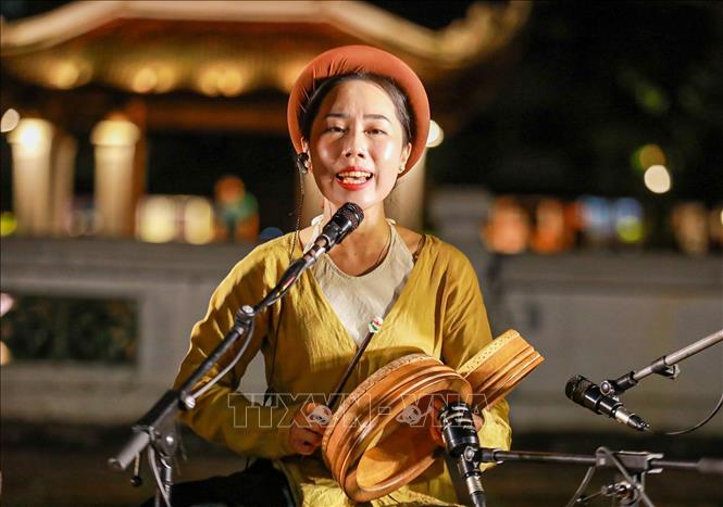 Những làn điệu Xẩm vang lên giữa không gian Hồ Văn, kết nối giá trị truyền thống với nhịp sống đương đại. Ảnh: Khánh Hoà - TTXVN
