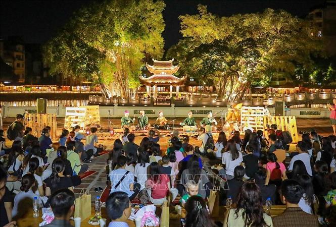 Khán giả bước vào hành trình khám phá hát Xẩm thông qua những trải nghiệm gần gũi, giàu tính tương tác. Ảnh: Khánh Hoà - TTXVN