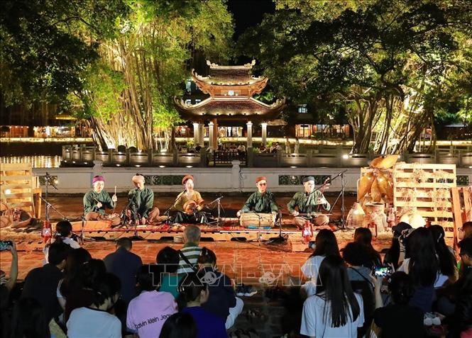 Khán giả bước vào hành trình khám phá hát Xẩm thông qua những trải nghiệm gần gũi, giàu tính tương tác. Ảnh: Khánh Hoà - TTXVN