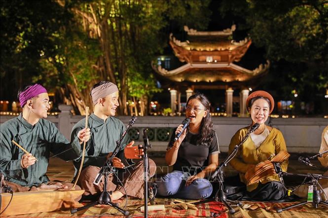 Khán giả giao lưu với các nghệ sĩ hát Xẩm tại chương trình. Ảnh: Khánh Hoà - TTXVN