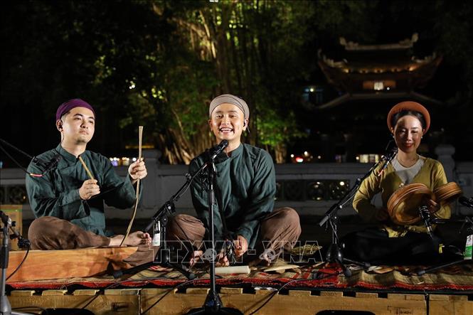 Những làn điệu Xẩm vang lên giữa không gian Hồ Văn, kết nối giá trị truyền thống với nhịp sống đương đại. Ảnh: Khánh Hoà - TTXVN
