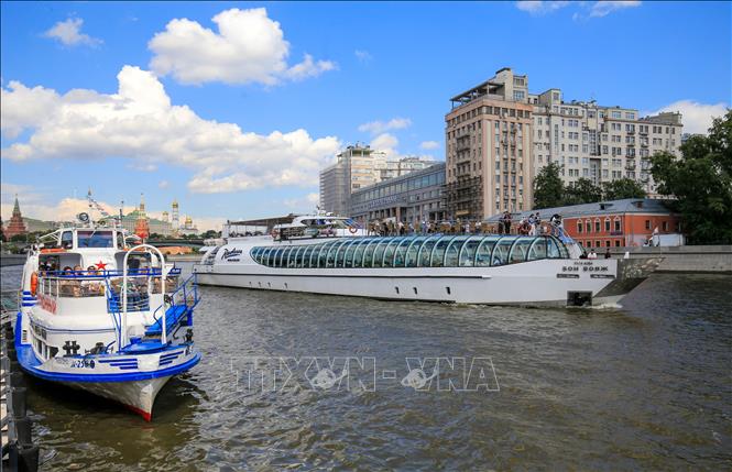 Nhiều hãng tàu du lịch khai thác tuyến tham quan Moskva bằng đường sông. Ảnh: Văn Hiếu - PV TTXVN tại Nga