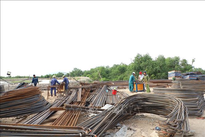 Sự chỉ đạo sâu sát và tinh thần làm việc khẩn trương trên các công trường giúp Hà Tĩnh giải ngân đạt trên 51% kế hoạch, đứng thứ 3 toàn quốc. Ảnh: Hoàng Ngà - TTXVN