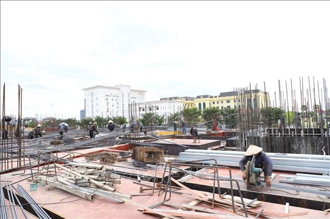 Công ty cổ phần Xây dựng Tân Hải Sơn huy động nhân lực thi công hạng mục nhà chính của dự án Bảo tàng Hà Tĩnh. Ảnh: Hoàng Ngà - TTXVN