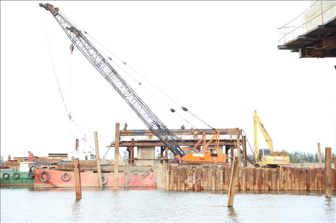 Tại hạng mục cầu Rào Cái, Công ty CP Xây dựng và Đầu tư 492 đang huy động nhân lực, vật lực để triển khai thi công đúng tiến độ. Ảnh: Hoàng Ngà - TTXVN