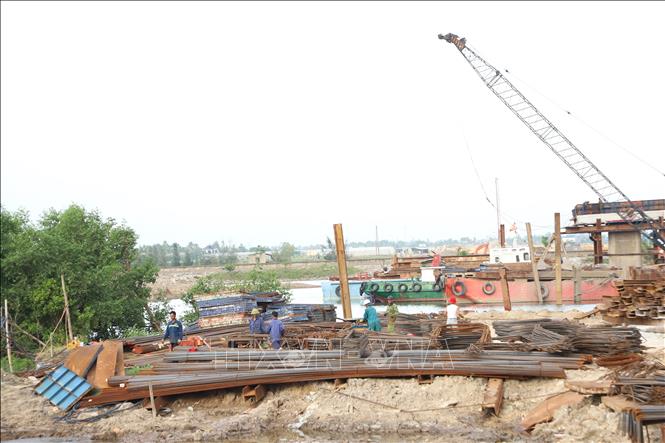 Những ngày qua, tranh thủ thời tiết thuận lợi, các đơn vị thi công trên địa bàn Hà Tĩnh đã tập trung tối đa nhân lực, vật lực tăng khối lượng thi công các dự án. Ảnh: Hoàng Ngà - TTXVN