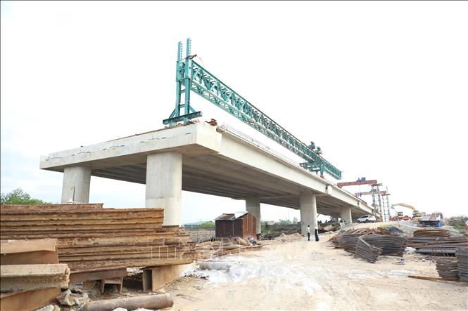 Đẩy nhanh tiến độ thi công các công trình trọng điểm trên địa bàn tỉnh Hà Tĩnh nhằm đảm bảo tiến độ giải ngân vốn đầu tư công năm 2026. Ảnh: Hoàng Ngà - TTXVN