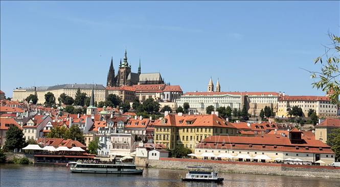 Toàn cảnh quần thể Lâu đài Praha cổ kính bên dòng sông Vltava. Ảnh: Trần Hòa – PV TTXVN tại Cộng hòa Séc