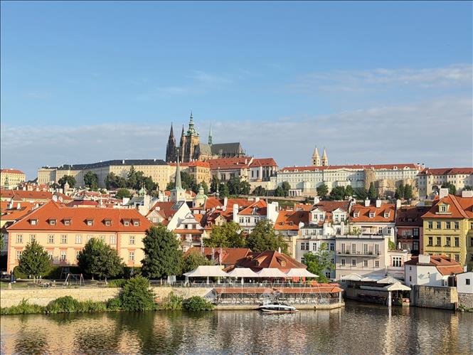 Toàn cảnh quần thể Lâu đài Praha cổ kính bên dòng sông Vltava. Ảnh: Trần Hòa – PV TTXVN tại Cộng hòa Séc