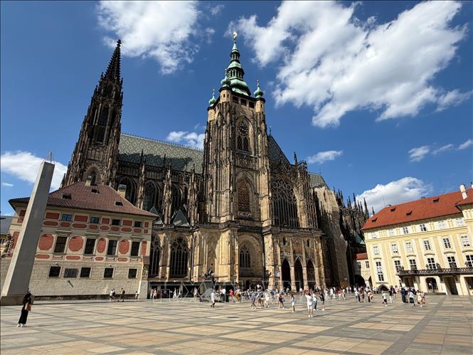 Du khách tham quan khu vực sân trong của Lâu đài Praha. Ảnh: Trần Hòa – PV TTXVN tại Cộng hòa Séc